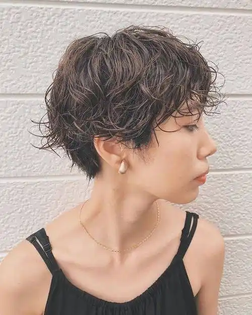 女人发型别管怎么剪,也要试试纹理烫短发,蓬松还时尚
