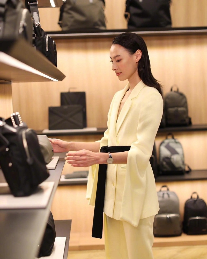 梁洛施这气质女星里罕见,印花连衣裙配高丸子头俏皮时髦,太高级