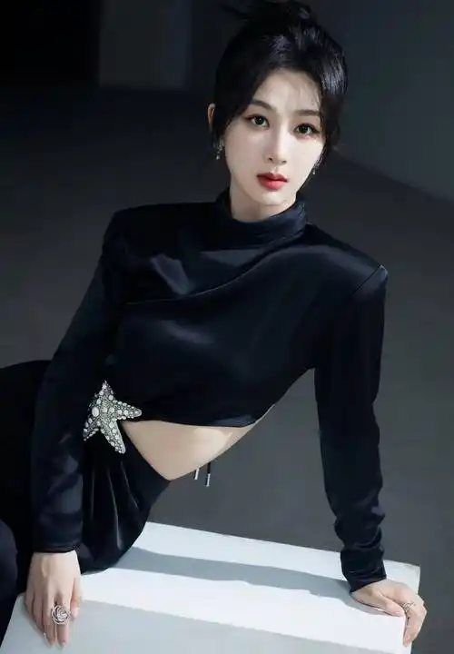 动作幅度也变小了,之前的杨紫是开朗活泼的,整个大咧咧的,每次拍照片