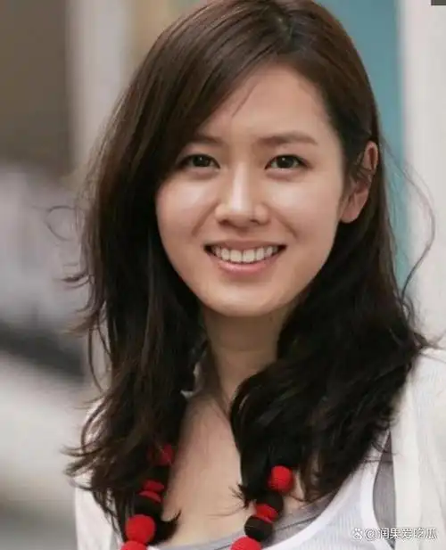 美貌与年龄成反比例的有孙艺珍一个笑起来很甜美,很有亲和力的少女