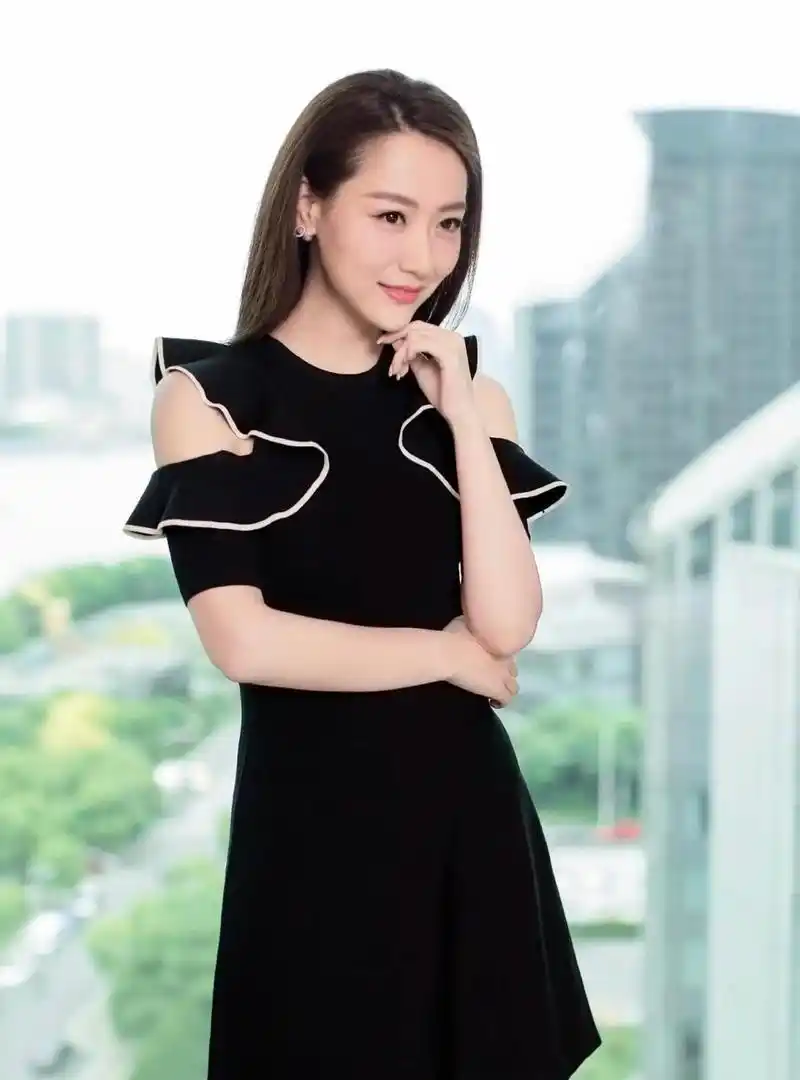 白冰绝对是天然美女,无论身高,身材,气质,魅惑感都没得说   #中国版