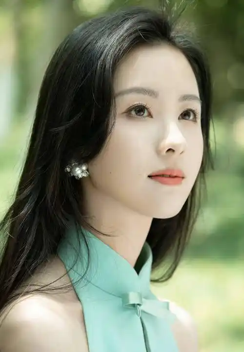 女星陈都灵写真合集:水灵貌美,小鸟依人