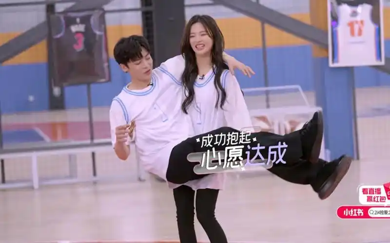 杨超越公主抱侯明昊男友力爆棚多想被抱的人是我啊