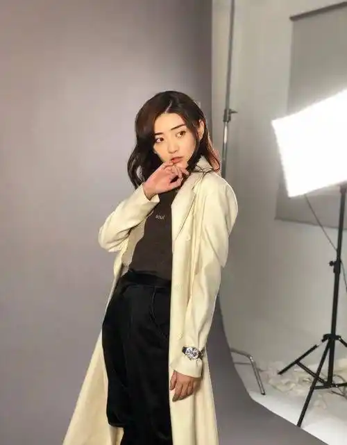 蒲巴甲未婚妻节后首晒照,周身胖两圈腹部隆起似有孕_梁洁_肚子_照片