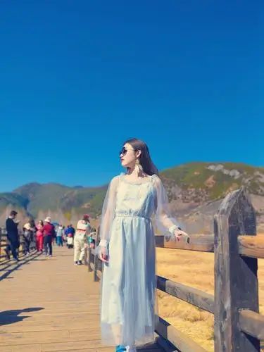 游客很多,拍照还得排队