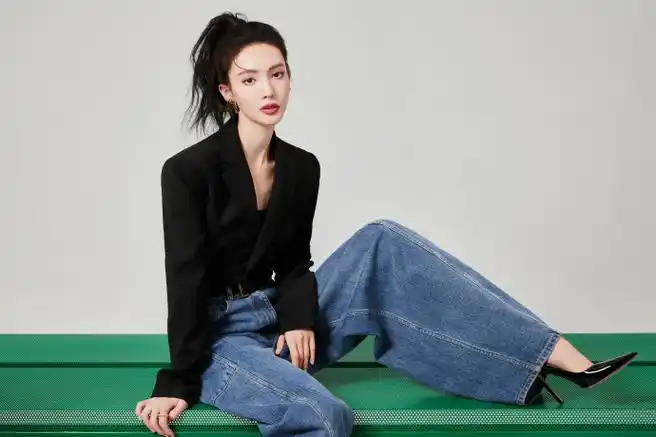 金晨黑西装阔腿牛仔裤造型##金晨利落大片拍摄花絮