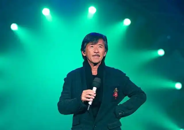 镜头扫过处张国荣,成龙,张学友,洪金宝,许冠杰,梅艳芳,谭咏麟等等一众