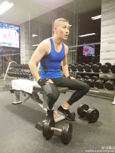 有,健身.聂远的身材管理,一直是很严格的.