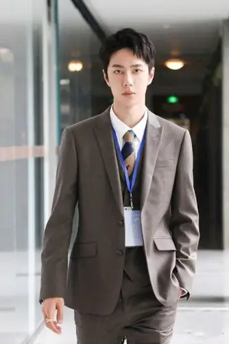 王一博综艺尝试职场风,潮玩酷盖秒变霸道总裁,尽显演员可塑性!