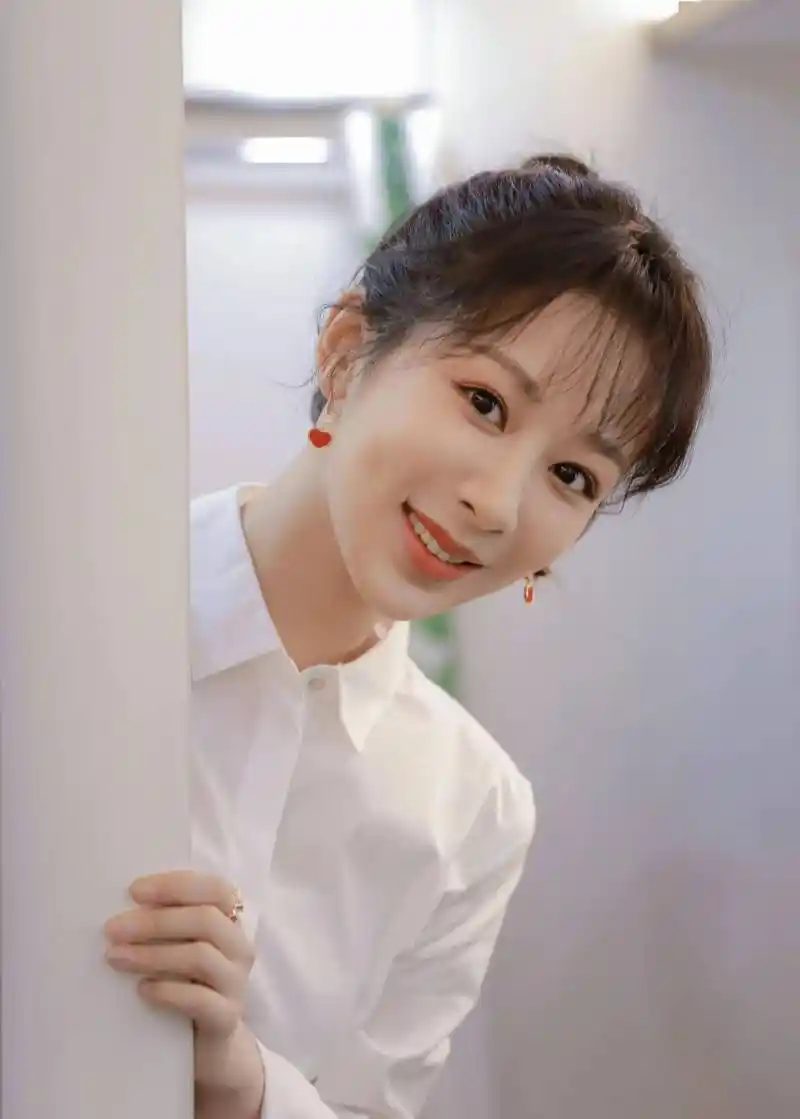 女星杨紫清凉写真清新明丽俏皮可爱