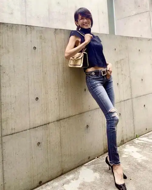 工藤静香穿小脚裤秀身材比例完美