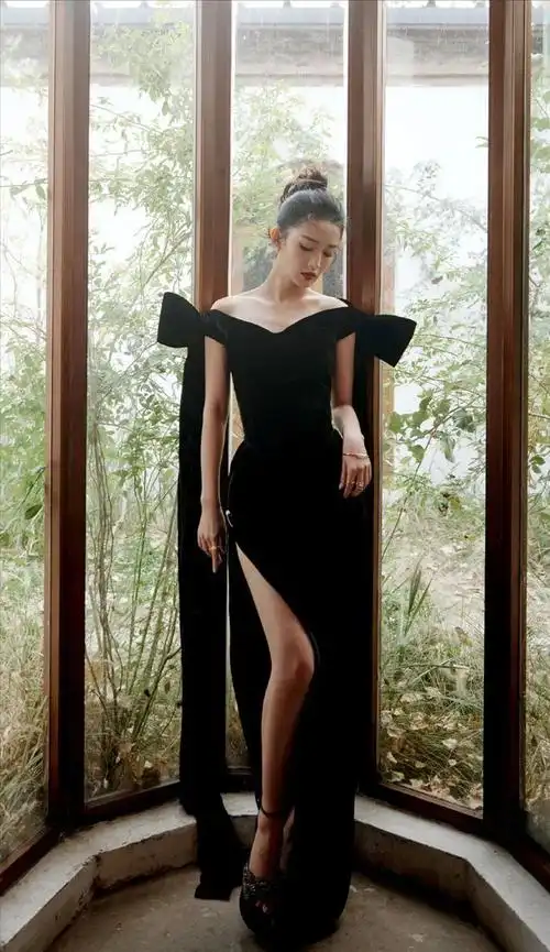 李沁黑色礼裙大气迷人