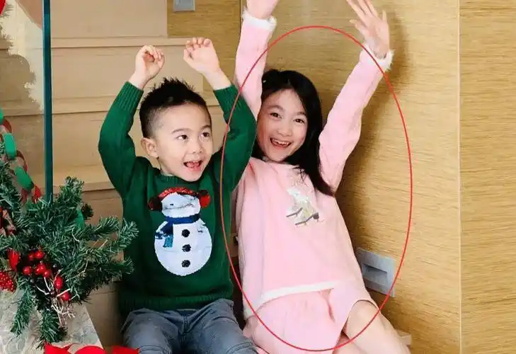 都说甜馨小时候不好看,看到奥莉和甜馨的近照,才懂啥是逆袭长大_五官