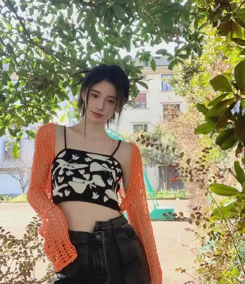 鞠婧祎这身穿搭真是绝,吊带背心直接短到胃,配渔网外套甜哭了