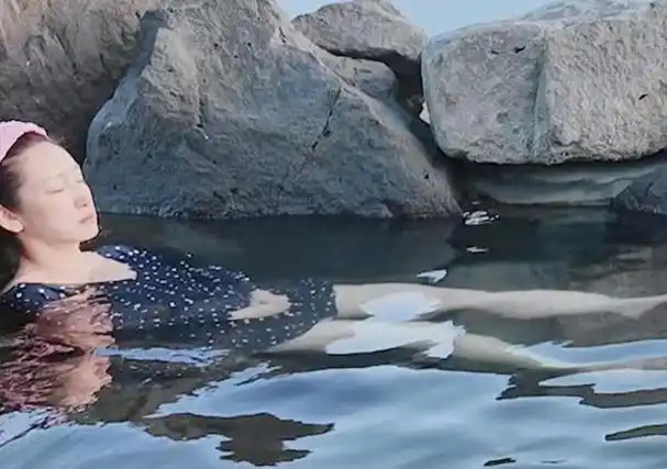 迪丽热巴泳装秀惊艳亮相,展现出意外的保守一面