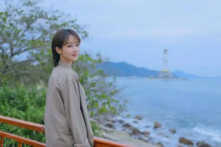杨紫海边写真清新淡雅.杨紫海边眺望.杨紫《女心理师》片场花絮.