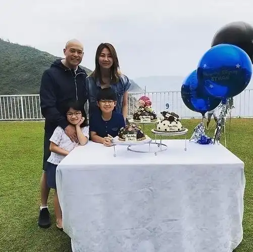 李嘉欣晒豪门大合照许晋亨侄子携妻现身家族神秘成员浮出水面