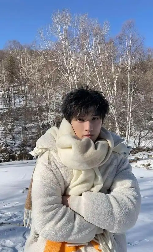 严浩翔雪地写真惊艳亮相新造型传递何种深意