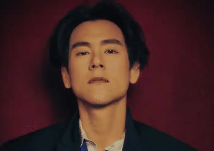 彭于晏近照曝光变化大长发胡子拉渣显老态肌肉线条清晰可见