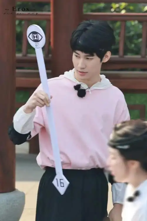 张真源全员加速中饭拍##张真源发带造型