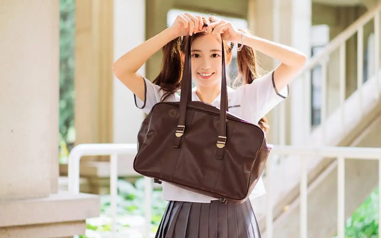 扎着马尾辫的校园美少女