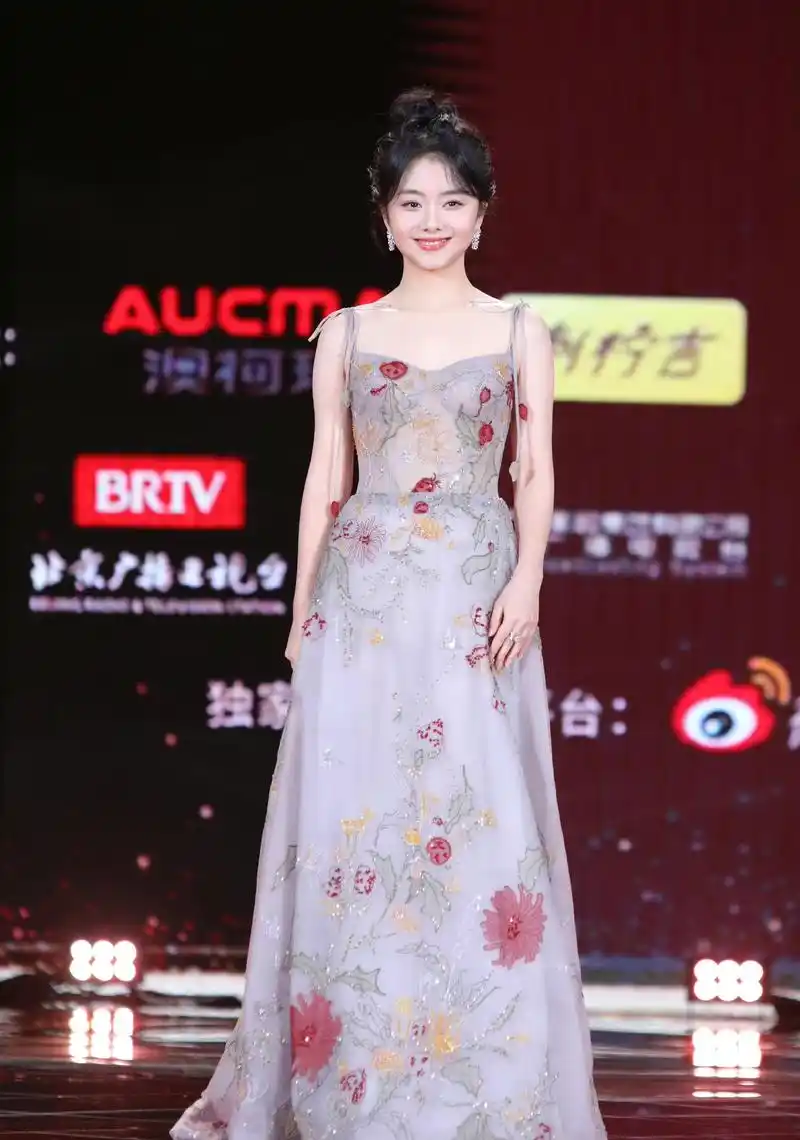 被谭松韵的红毯图"圈粉"了,原来她的"少女感"真不是吹出来的