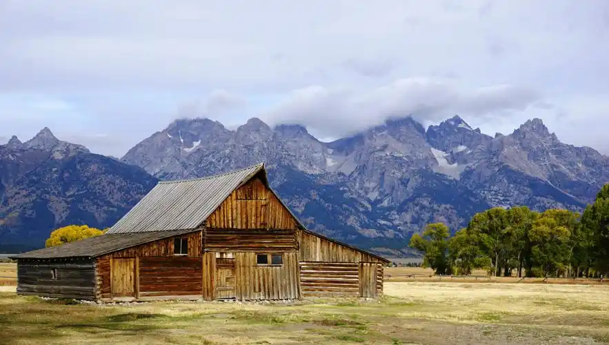 这座没有一点装饰的圆木房子,在西部原野中,吸引了无数摄影爱好者