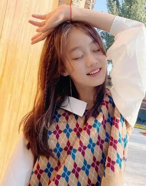 赵薇女儿开挂式逆袭12岁素颜出镜五官精致大长腿实力吸睛