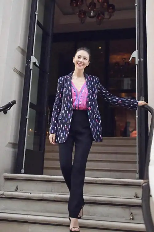 高圆圆才是穿搭高手休闲衬衫牛仔裤小肚腩大屁股都被藏起来