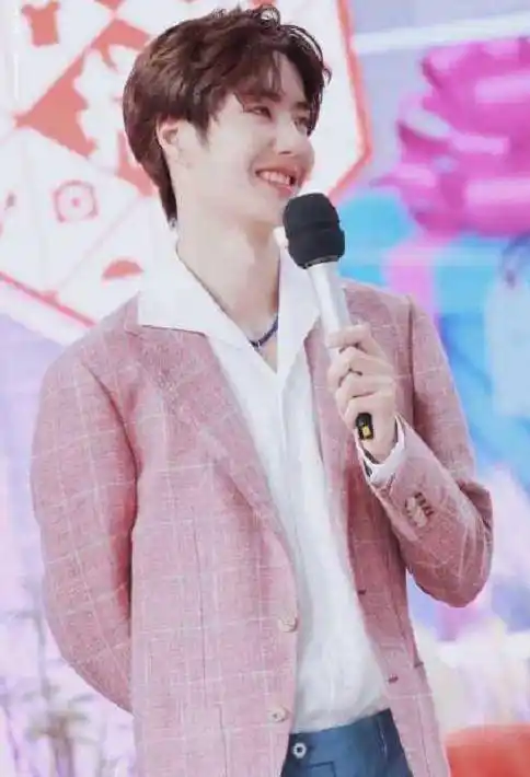 王一博14岁非主流造型曝光,一头杀马特黄发为韩庚伴舞,皮肤水嫩超乖萌