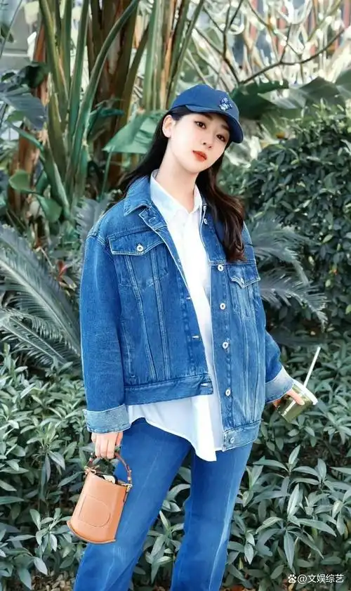 杨紫身穿牛仔套装,以路边的绿化带景致为背景,拍摄出一组青春洋溢的美