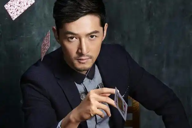 胡歌深夜晒照露车祸疤痕满脸沧桑络腮胡精神状况引担忧