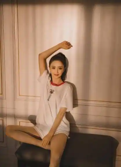 佟丽娅本身的身材,即使是在"体重过百就算胖"的娱乐圈中,也算得上是