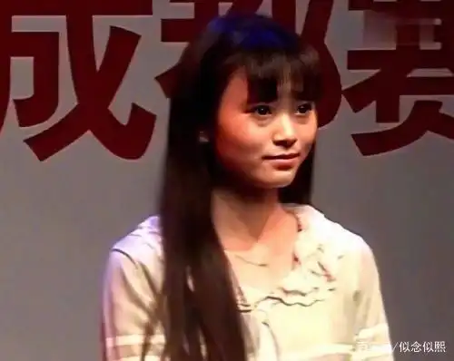 在视频中,年轻时候的鞠婧祎形象普通,脸颊也比较方,皮肤也不怎么好