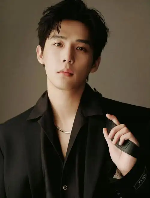 王安宇现身versace活动时尚西装外套优雅矜贵展现多样性魅力