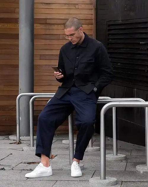 男生黑色衬衫配什么裤子(男士黑色衬衫怎么搭配下身好看)_酷知识