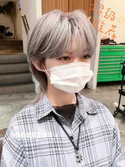 狼尾短发搭配奶奶灰发色一扫秋冬的阴霾