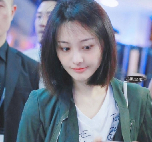 郑爽素颜现身随性私服凌乱油头让人看不懂到底是时尚还是邋遢