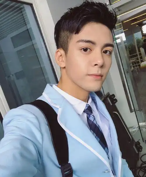 曾舜晞首尝辣条停不下来粉丝承包你的辣条