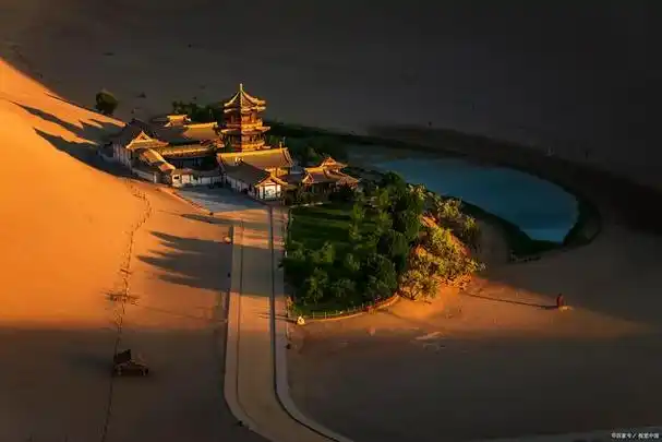 敦煌月牙泉位于甘肃省敦煌市月牙泉乡,是敦煌地区最著名的景点之一.