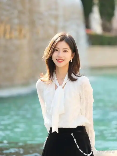 今天,我们将深入学习8个适合在外拍照的拍照姿势,这些姿势简单易学,一