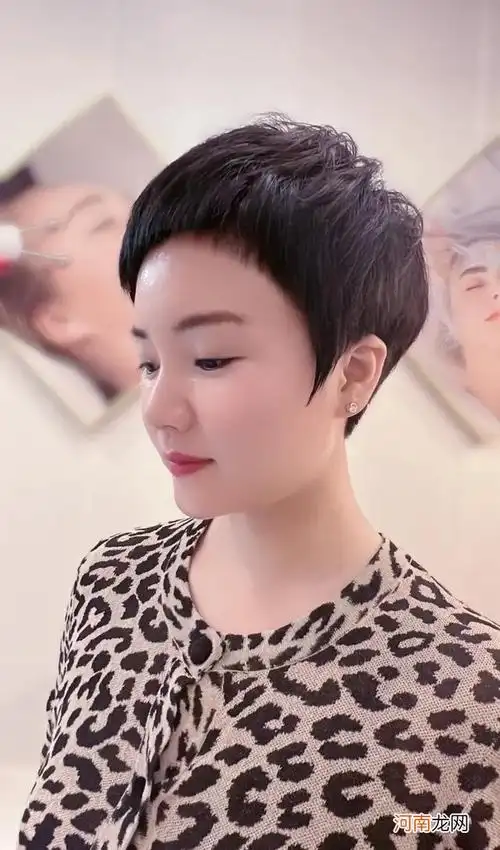 最火女士短发14款 女生短发烫发发型2022