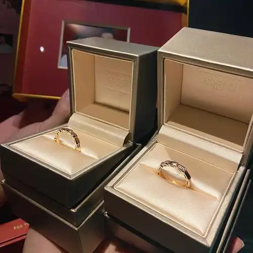 看了很多家对戒 还是觉得宝格丽的这款经典又小众耐看玫瑰金比铂金更