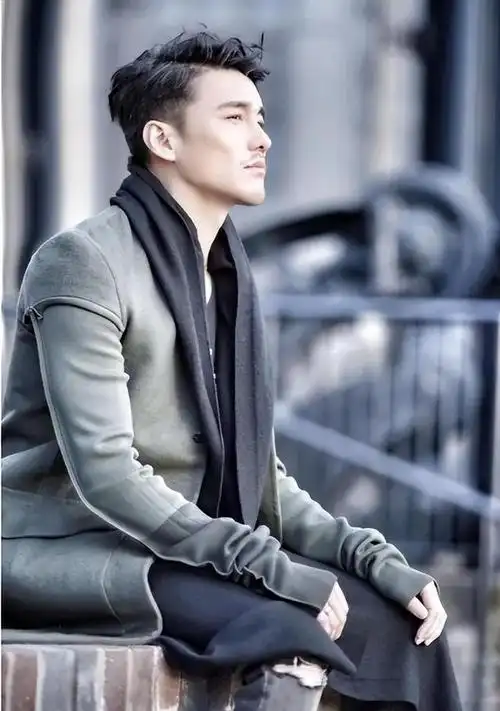 胡兵参加时装周,53岁走秀却像35岁,网友:这才是"不老男神"!