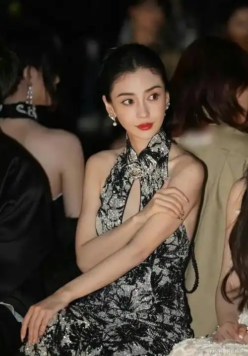 杨颖复出首秀,穿中式刺绣旗袍,引网友热议!