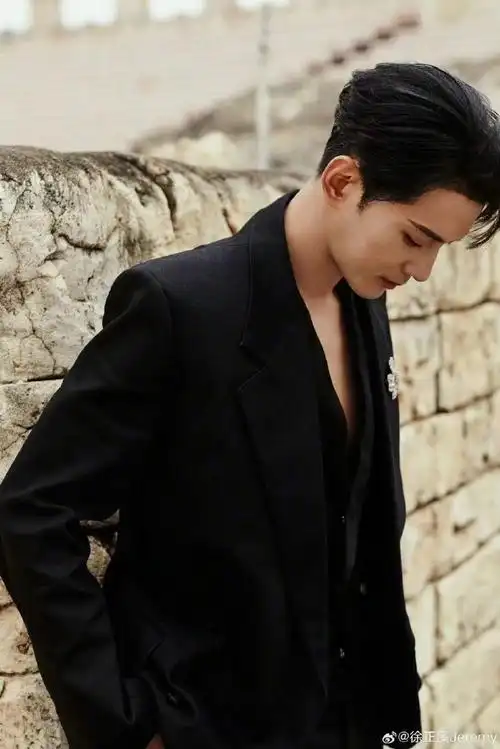 而且今天还是异瞳哎,主打一个气质有型,果然帅哥轻轻松松驾驭任何造型