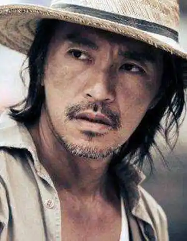 周星驰,是华语影坛的标志性人物之一,公认的票房传奇,经常他的电影的