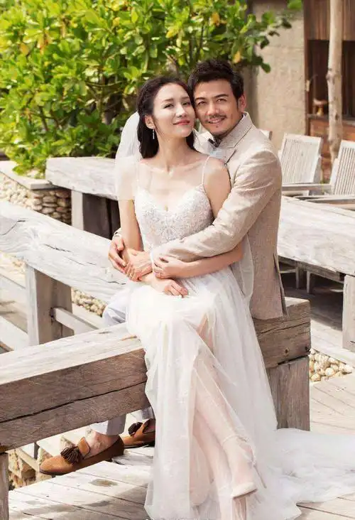 演员王黎雯为杨烁放弃事业婚后生一儿一女一家四口幸福甜蜜