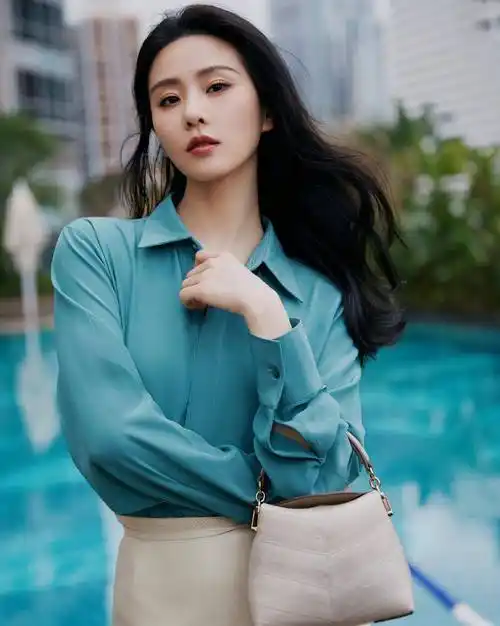 今日刘诗诗春季写真拍摄,蓝衬衫白开衩裙,轻盈优雅自信从容_气质_时尚
