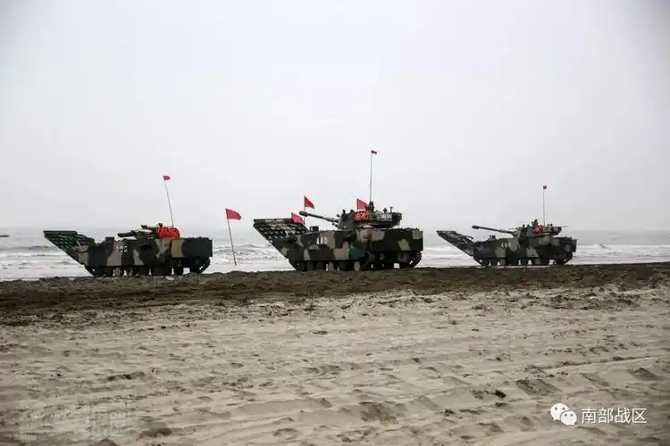 组织两栖装甲车进行海上驾驶等课目训练,锤炼部队复杂环境下作战能力